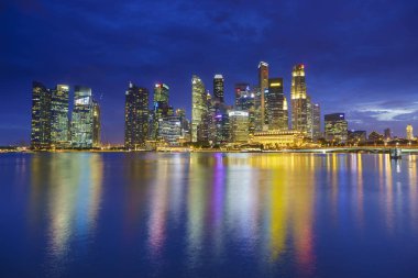 Singapur gökyüzü geceleri 