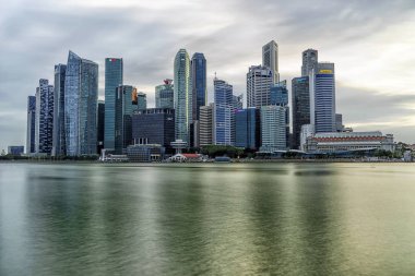 Singapur gökyüzü geceleri 