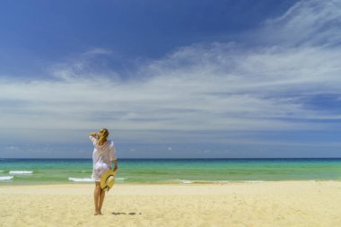 Sahilde zarif kadın 