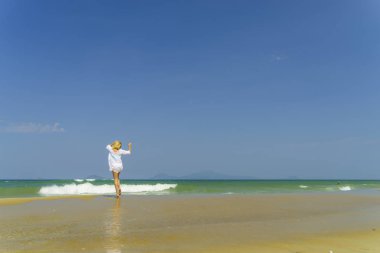 Sahilde zarif kadın 