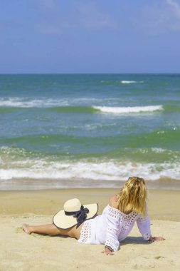 Sahilde zarif kadın 