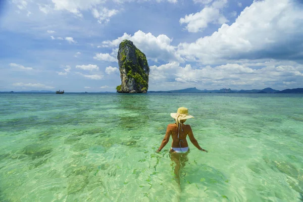 Elegante Frau am Strand — Stockfoto