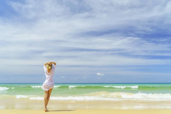 Stijlvolle vrouw op het strand — Stockfoto
