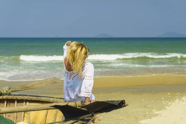 Stijlvolle vrouw op het strand — Stockfoto