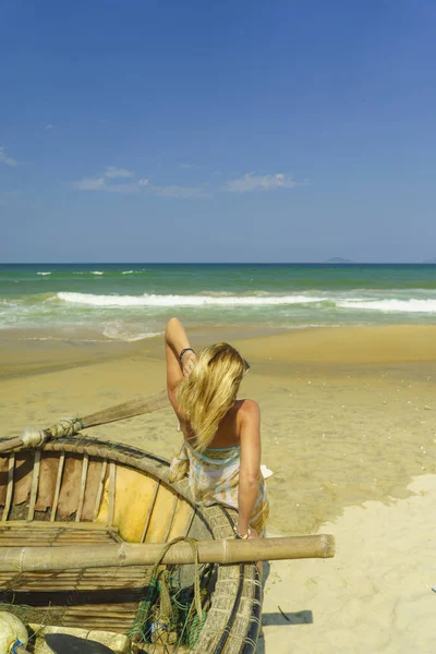 Classy woman on the beach — Stock Photo, Image