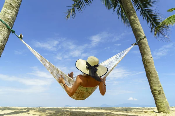 Mujer relajándose en la playa — Foto de Stock