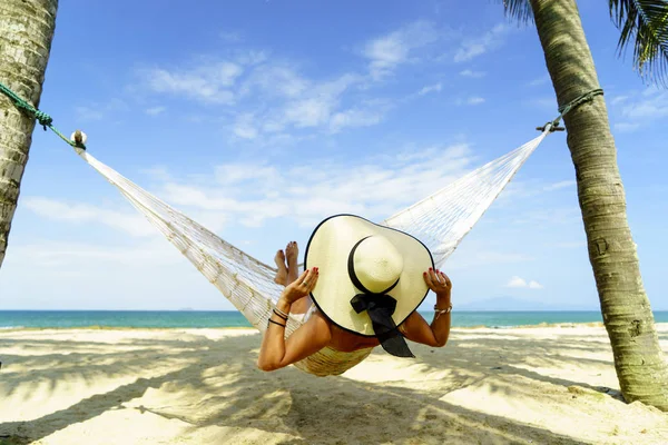 Mujer relajándose en la playa — Foto de Stock