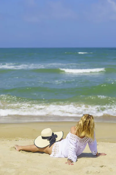 Donna di classe sulla spiaggia — Foto Stock