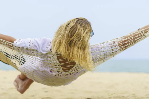 Femme se détendre à la plage — Photo