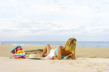 Gün batımında sahilde bir kadın