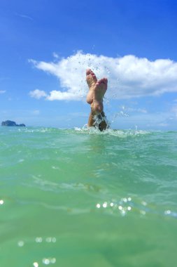 Sahilde zarif kadın 