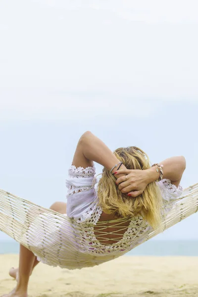 Femme se détendre à la plage — Photo