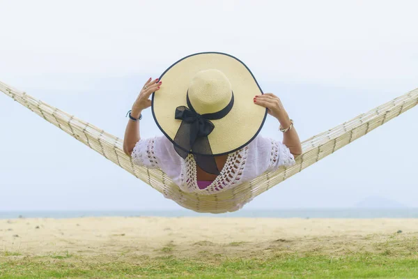 Vrouw ontspannen op het strand — Stockfoto