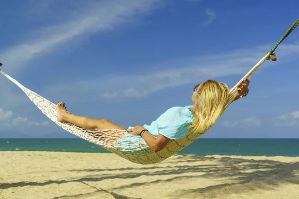 Kobieta relaksująca się na plaży — Zdjęcie stockowe