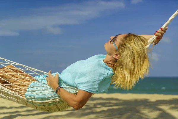 Femme se détendre à la plage — Photo