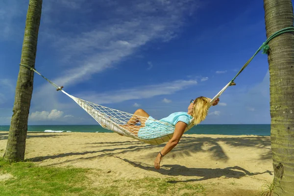 Mujer relajándose en la playa — Foto de Stock