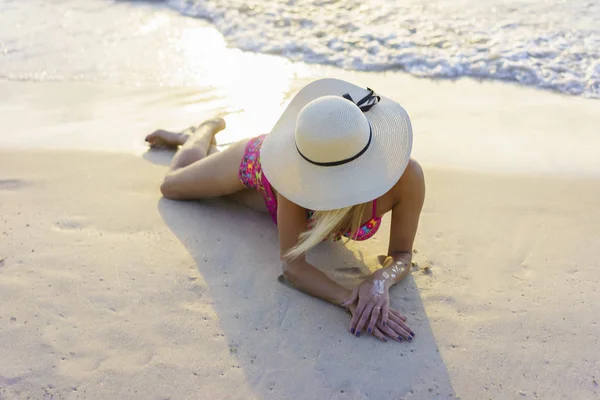 Vrouw op het strand bij zonsondergang — Stockfoto