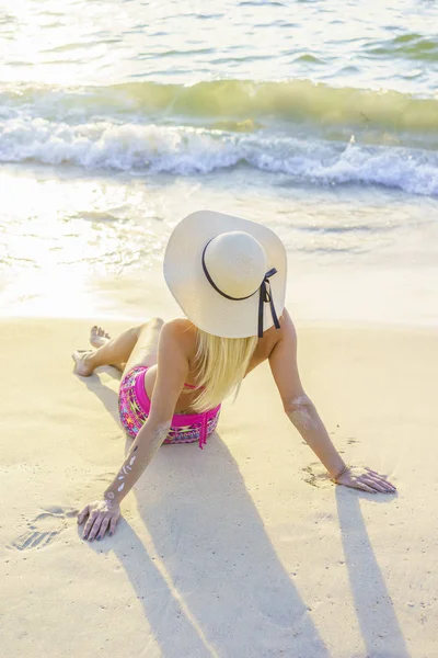 해 가질 때 해변에 있는 여자 — 스톡 사진