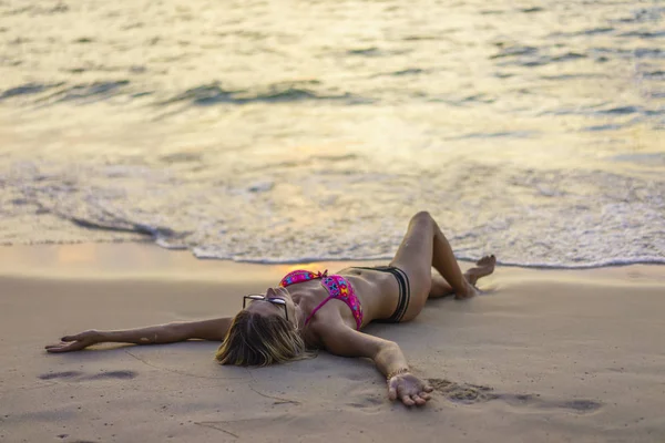 Frau am Strand bei Sonnenuntergang — Stockfoto