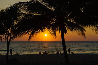 Gün batımında Surin beach Phuket Adası