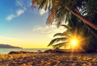 Gün batımında Surin beach Phuket Adası