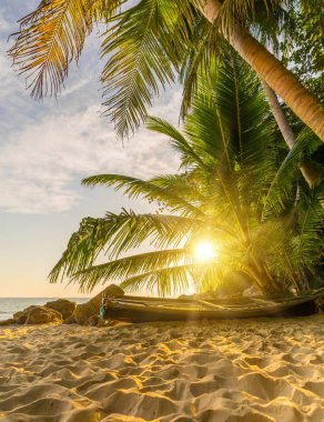 Gün batımında Surin beach Phuket Adası