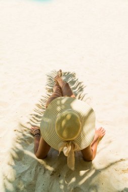 Kadın plajda palmiye ağacı yaprak gölge ile altında