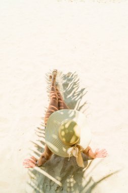 Kadın plajda palmiye ağacı yaprak gölge ile altında