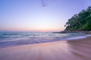 Gün batımında Surin beach Phuket Adası 