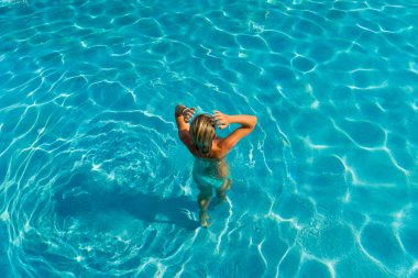 Havuzda duran kadın