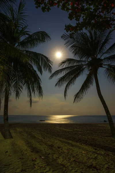 Surin plage au coucher du soleil sur l'île de Phuket — Photo