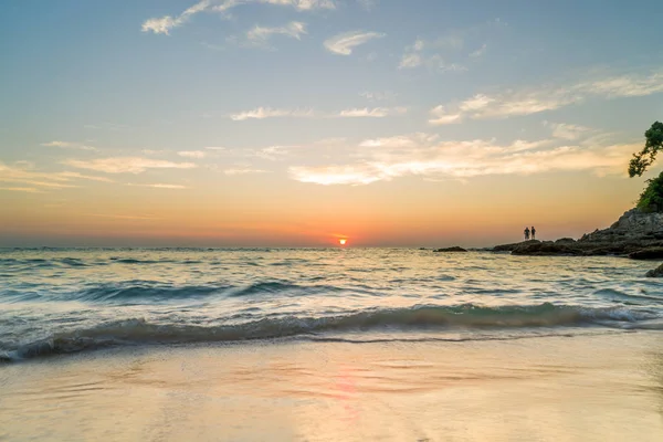 Praia de Surin ao pôr do sol na ilha de Phuket — Fotografia de Stock