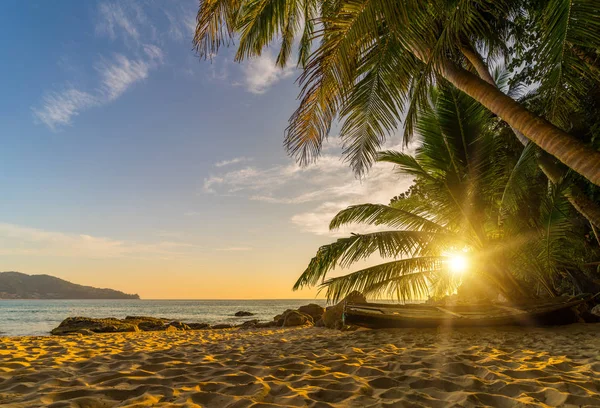 Surin beach bij zonsondergang in Phuket eiland — Stockfoto