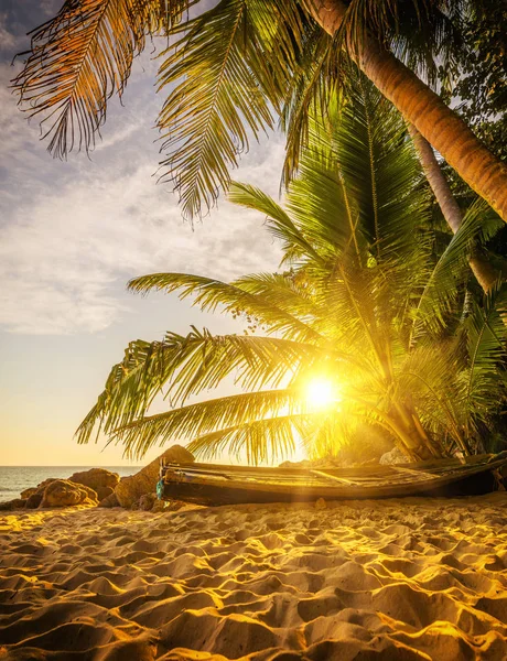 Surin beach o zachodzie słońca w Phuket island — Zdjęcie stockowe