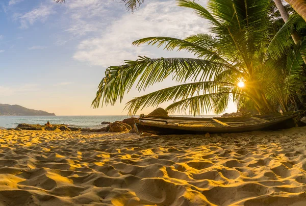 Surin beach vid solnedgången i Phuket island — Stockfoto