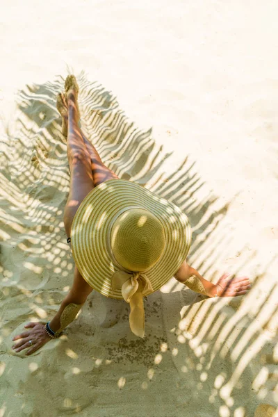 椰子の木の葉影の下、ビーチでの女性 — ストック写真