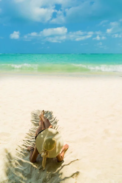 Žena na pláži pod palmou s listí stín — Stock fotografie
