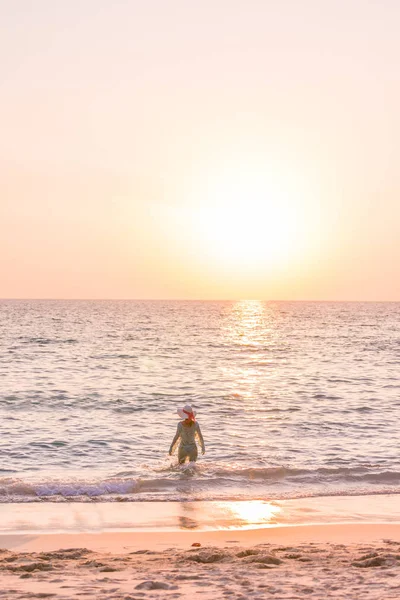 Donna in spiaggia in Thailandia — Foto Stock