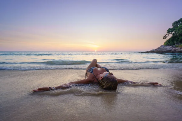 Donna sulla spiaggia a Surin Phuket — Foto Stock