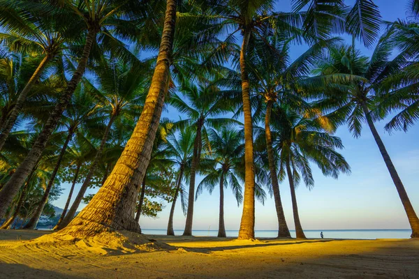 Surin beach op phuket eiland — Stockfoto