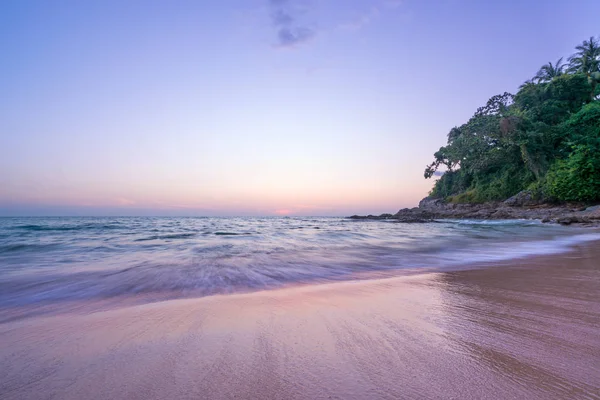 Surin beach o zachodzie słońca w Phuket island — Zdjęcie stockowe