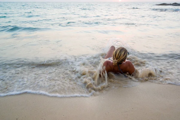 Kvinnan på stranden i Thailand — Stockfoto