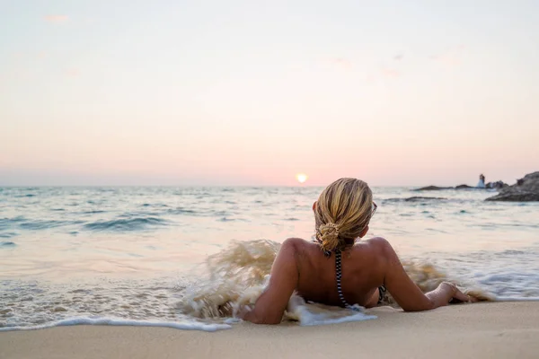 Vrouw aan het strand in Thailand — Stockfoto