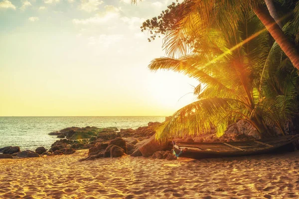 Surin beach o zachodzie słońca w Phuket island — Zdjęcie stockowe