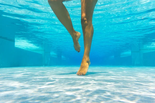 Kvinna i bikini vid poolen under vattnet — Stockfoto