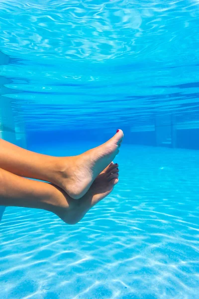 Woman in bikini at pool underwater — Stock Photo, Image