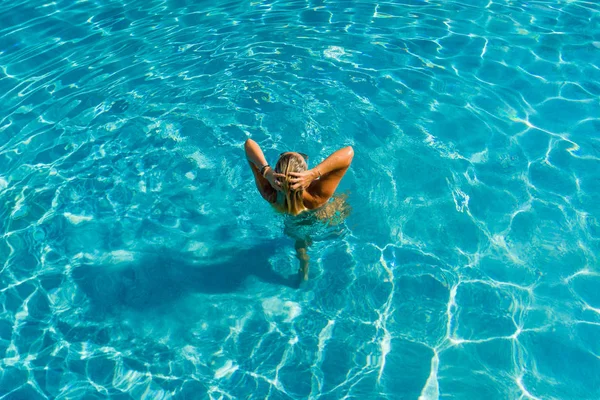 Mulher de pé na piscina — Fotografia de Stock