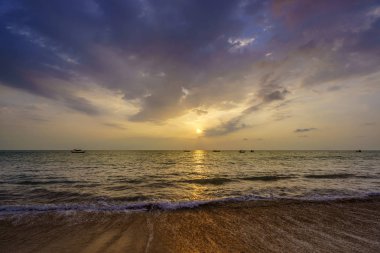 günbatımı khao lak Plajı üzerinde 