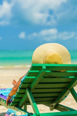 Kadın plajda şezlong üzerinde