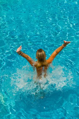 Havuzda duran kadın